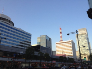 陽が傾き始めた銀座駅前。